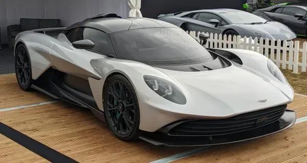 🚗  Los Mejores Autos del Año: ¡Un Viaje a lo Grande! 🏆💨