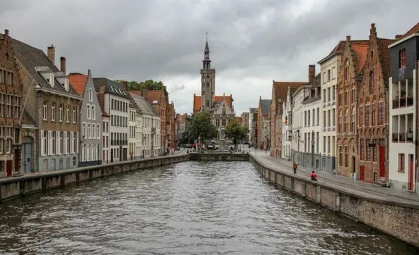 De París a Brujas en Auto: Guía Completa del Viaje por Carretera para 2025