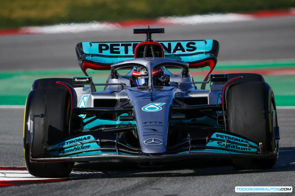 El Regreso Legendario del Plata: Mercedes-AMG F1 W13 y la Tecnología de Pintura Spies Hecker