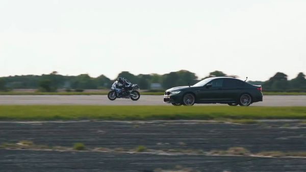 BMW M5 CS vs. BMW M 1000 RR: ¡La Batalla Definitiva! 🏎️💨