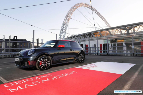 MINI da la Bienvenida a Tuchel: Jugada Maestra de Marketing en Wembley | Noticias Automotrices 2025