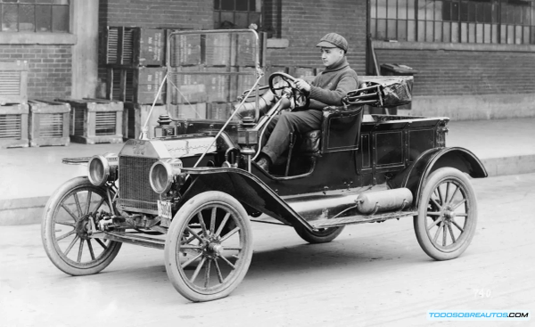 La Historia Detrás de los Pedales del Coche: ¿Por Qué Embrague, Freno y Acelerador Están en Ese Orden?