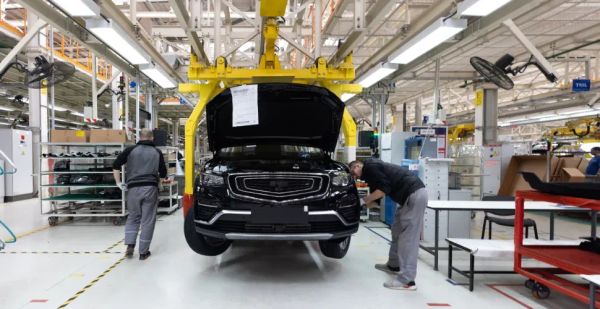 Producción de Autos en España 2025: Desplome General Pese al Auge de los Híbridos - Análisis y Tendencias