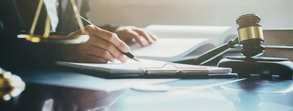 ¿Cuándo usar las luces del coche? Guía para evitar multas y conducir seguro