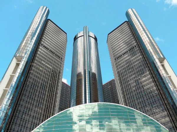 GM Renaissance Center: ¿Implosión o Desmantelamiento? El Futuro de las Torres en Detroit