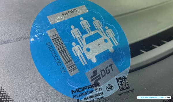 Etiqueta V-26 DGT: Claves de la Pegatina para Vehículos Compartidos y su Impacto