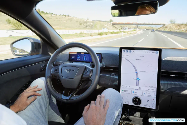 Conducción Autónoma en España: ¿Por qué la Ley Frena el Potencial SAE de tu Coche?