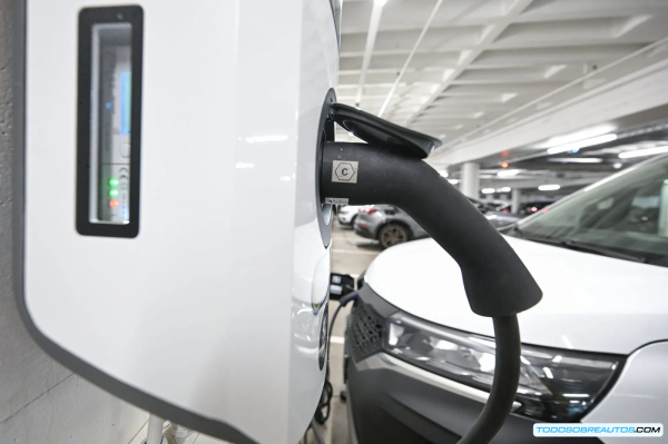 Instalar cargador eléctrico en garaje comunitario: qué dice el Tribunal Supremo y cómo proceder