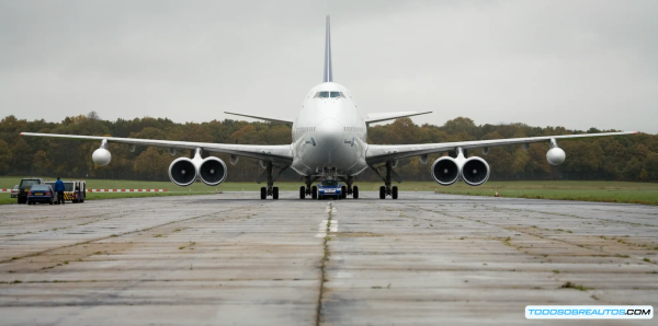 Volkswagen Touareg V10 TDI: Análisis técnico de la hazaña de remolcar un Boeing 747 y su legado diésel