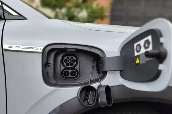 BYD lanza su 'Airbnb de cargadores': ¿solución real a la escasez de recarga?