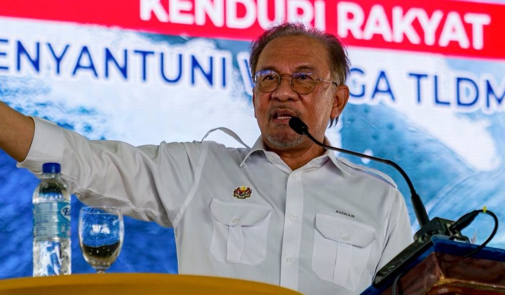 Is Anwar Ibrahim an extremist or just an idiot? post image
