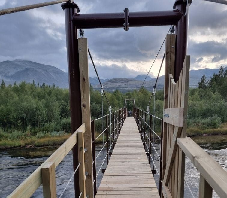 Totalrenovert hengebru over Atnaelva