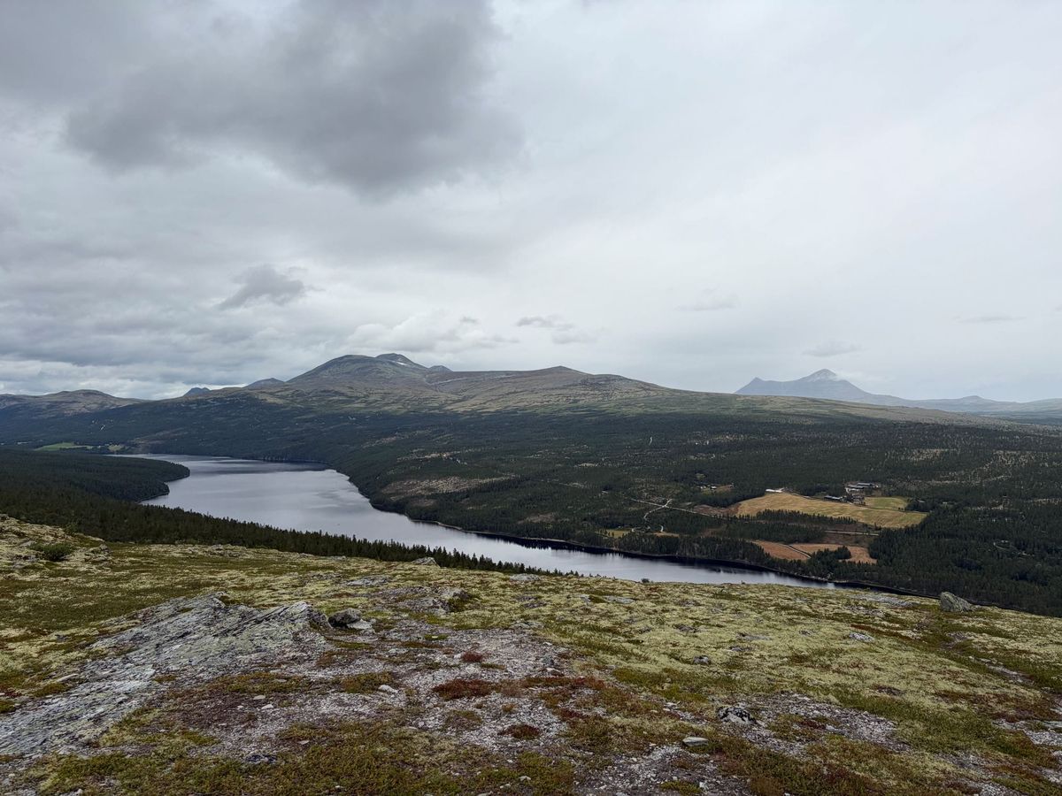 Topptur til Søre-Vola (Brænd-Vola) – Et idyllisk flyfoto over grenda Atnbrua