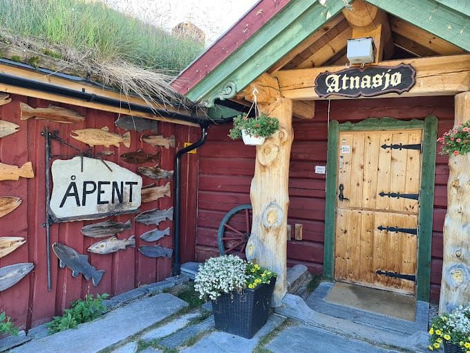 Atnasjø kafé er åpen hver dag i påsken