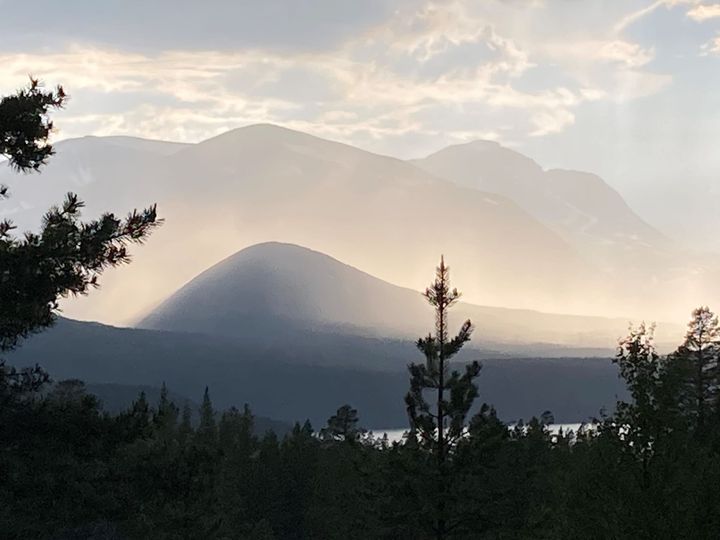 Fantastisk lys over Rondane mellom regnbygene