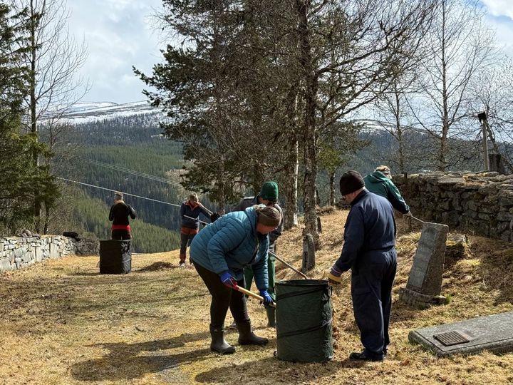 Mange møtte på kirkegårdsdugnad