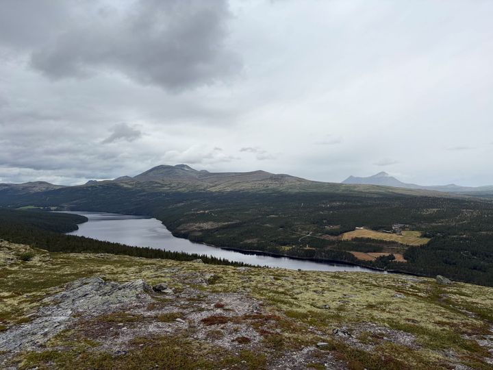 Topptur til Søre-Vola (Brænd-Vola) – Et idyllisk flyfoto over grenda Atnbrua