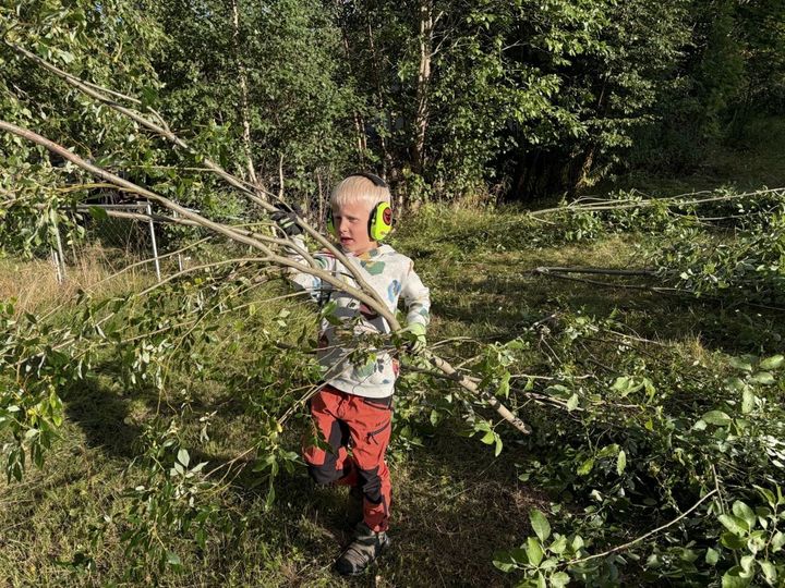 Unge og gamle på dugnad på Mogrenda