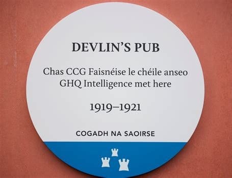 Plaques of Dublin: a Dublin city council project text on it reads "Devlins Pub | Chas CCG Faisneise le cheile anseo | GHQ Intelligence met here | 1919-1920 | COCADH NA SAOIRSE"