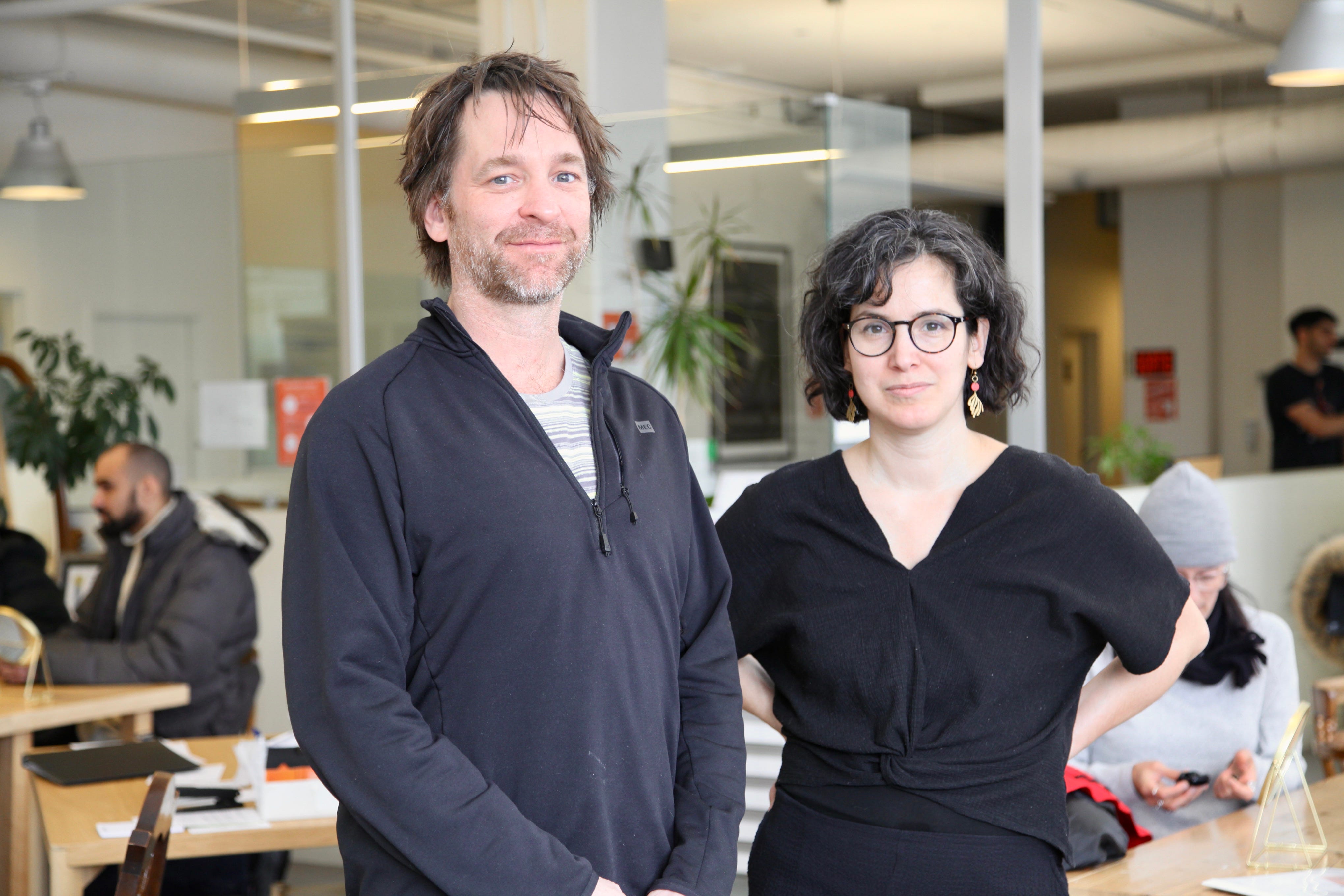 Un photo de l'opticien Philippe Rochette et l’acupunctrice Annie Di&nbsp;Cesare dans les locaux des Portes Orange.