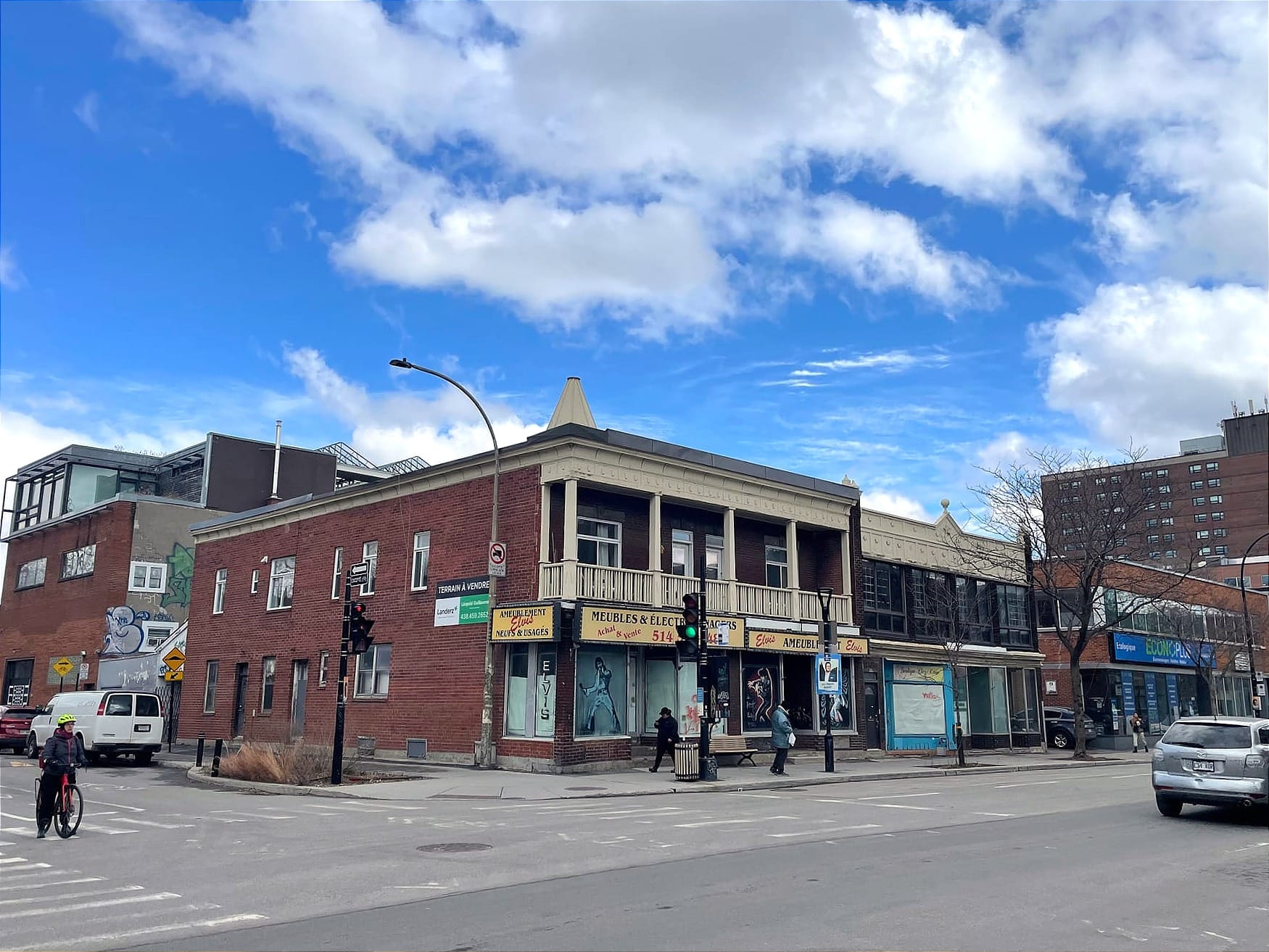 Vue du bâtiment à l'intersection de l'avenue Papineau et de la rue Marie-Anne.