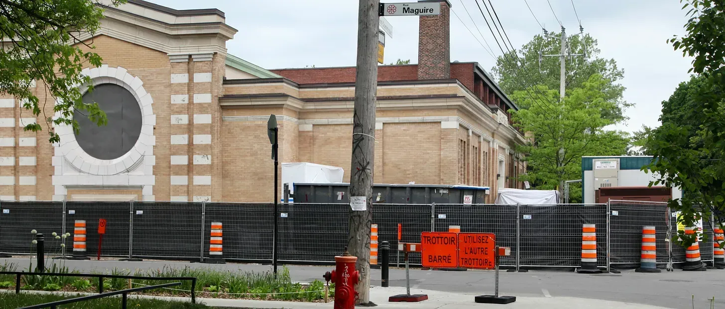 On voit l'édifice du Bain Saint-Michel entouré de barrières et de cônes orange.