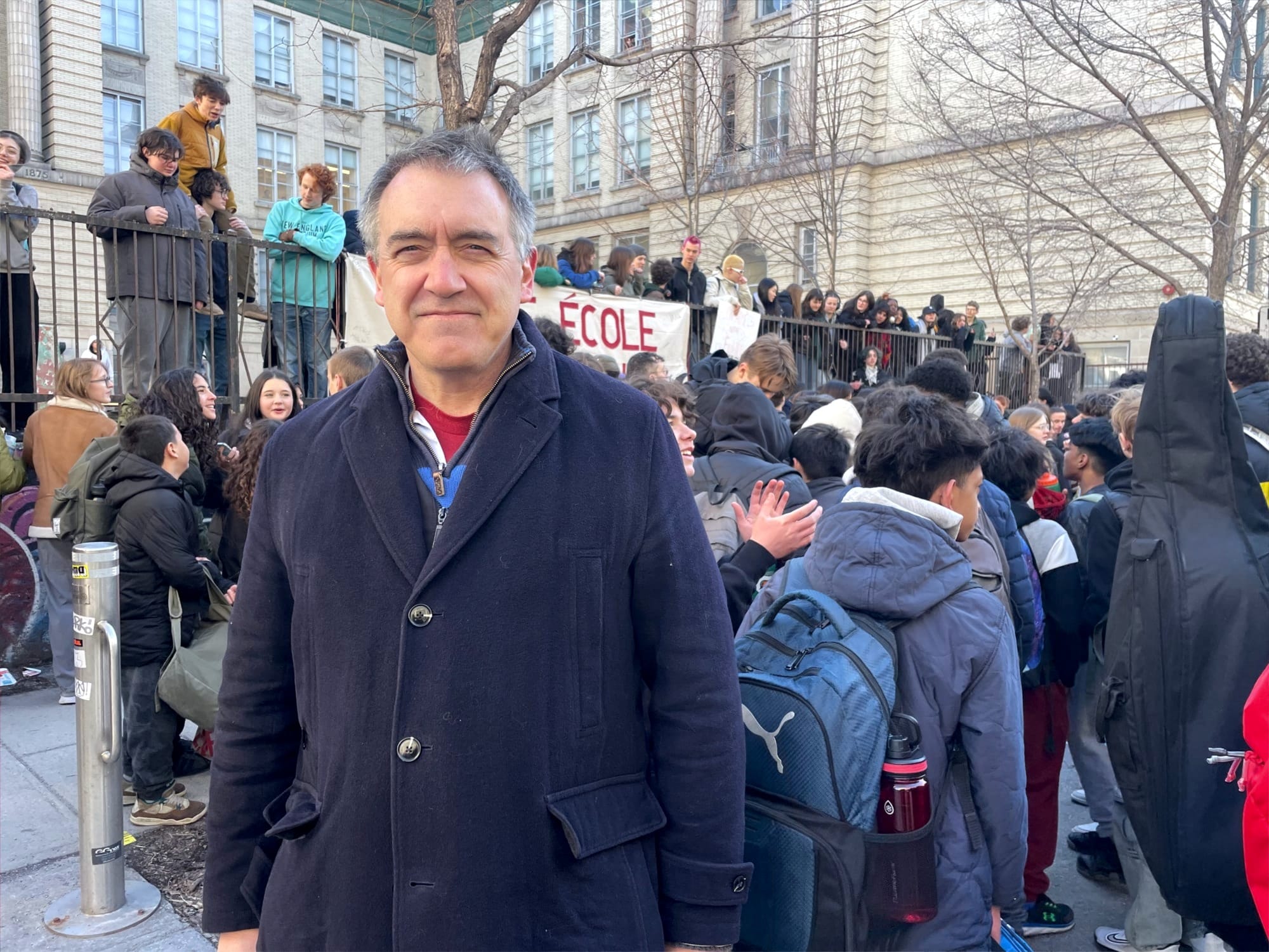 Alex Norris debout devant la foule.