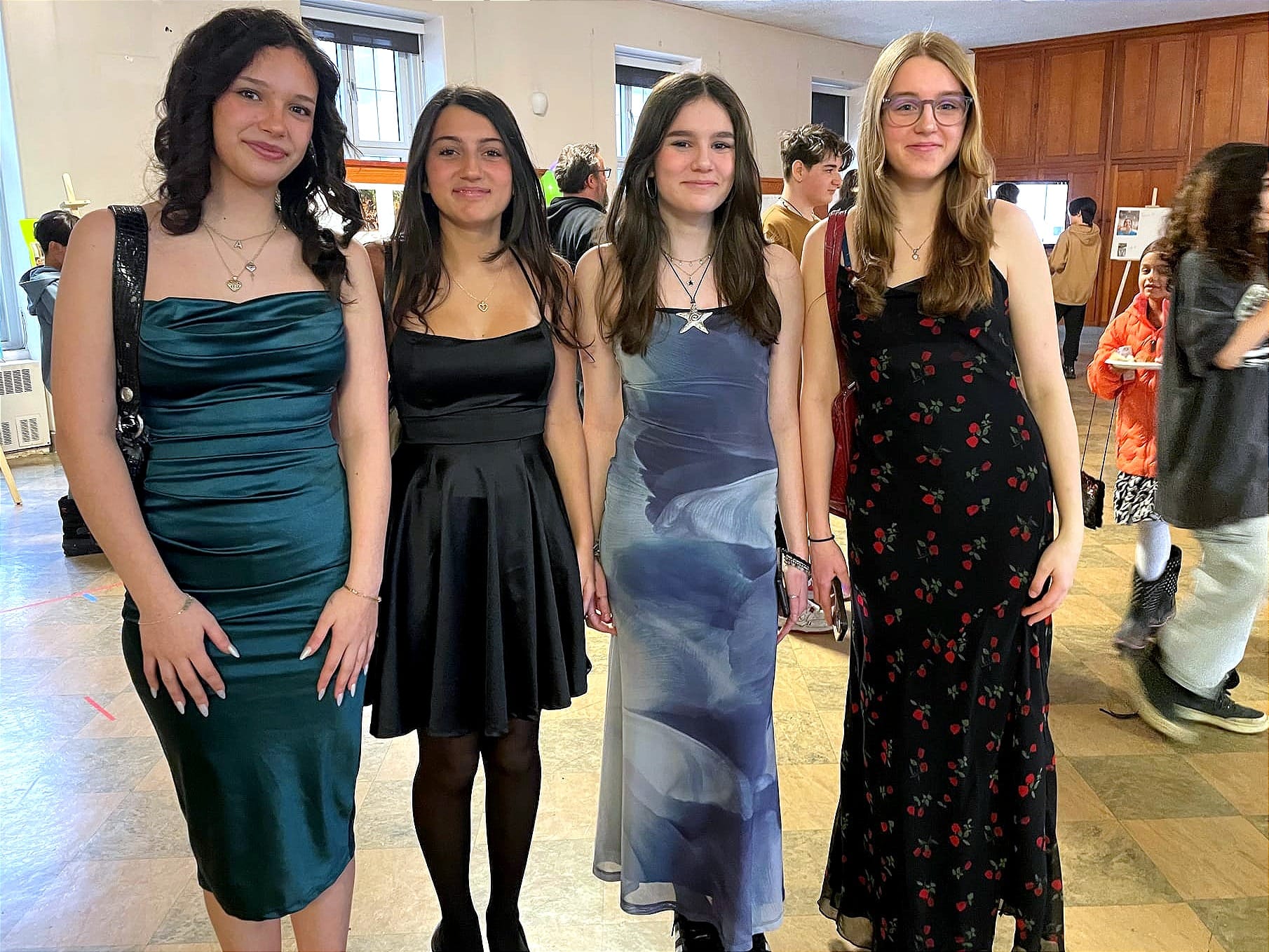 Les quatre filles posent dans la salle communautaire pour la photo.