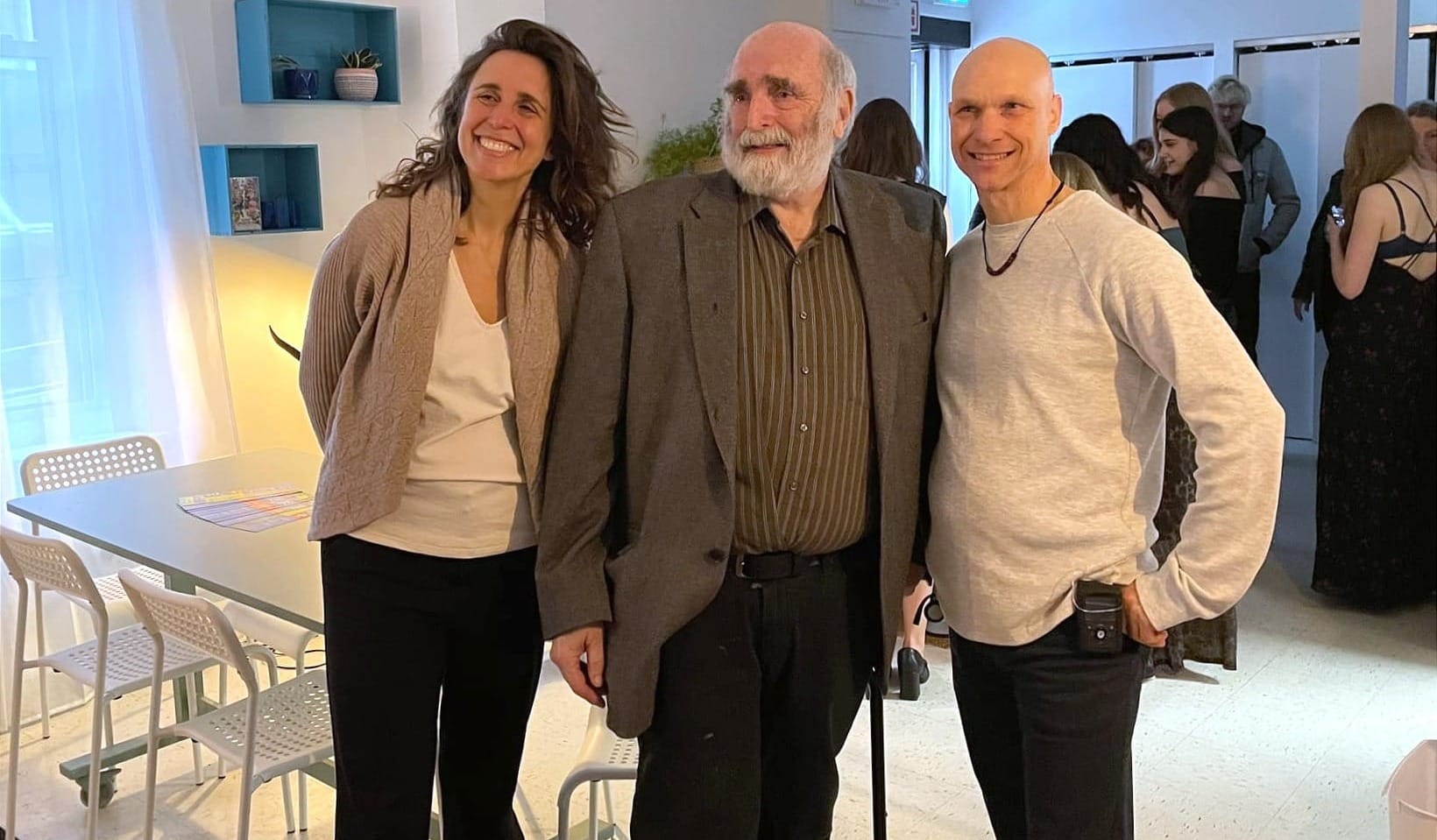 Les trois individus posent dans l'Espace jeunesse.