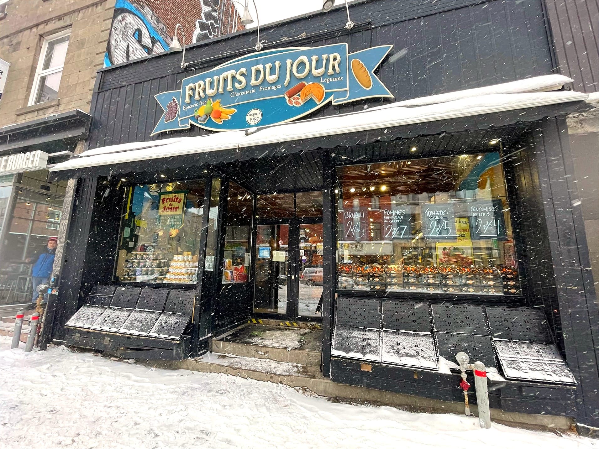 L'épicerie Fruits du jour derrière quelques flocons de neige.