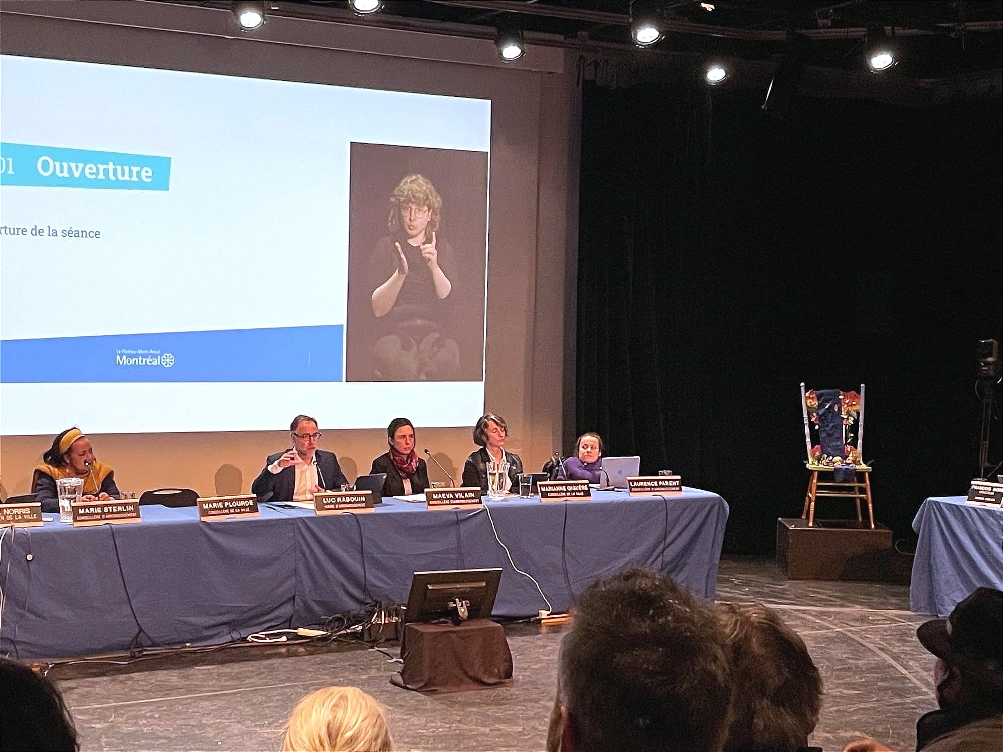 Luc Rabouin entouré de quatre conseillères lors de la séance du conseil d'arrondissement.