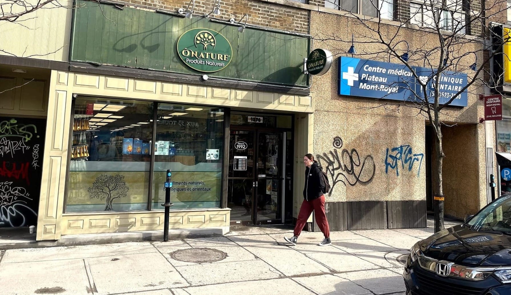 Façade de l'épicerie Ô Nature sur l'avenue du Mont-Royal. 