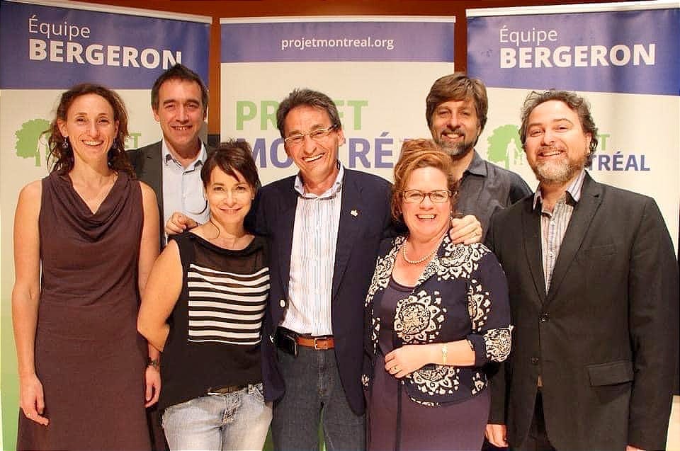 Les élus posent devant les banderolles «Équipe Bergeron» de Projet Montréal.