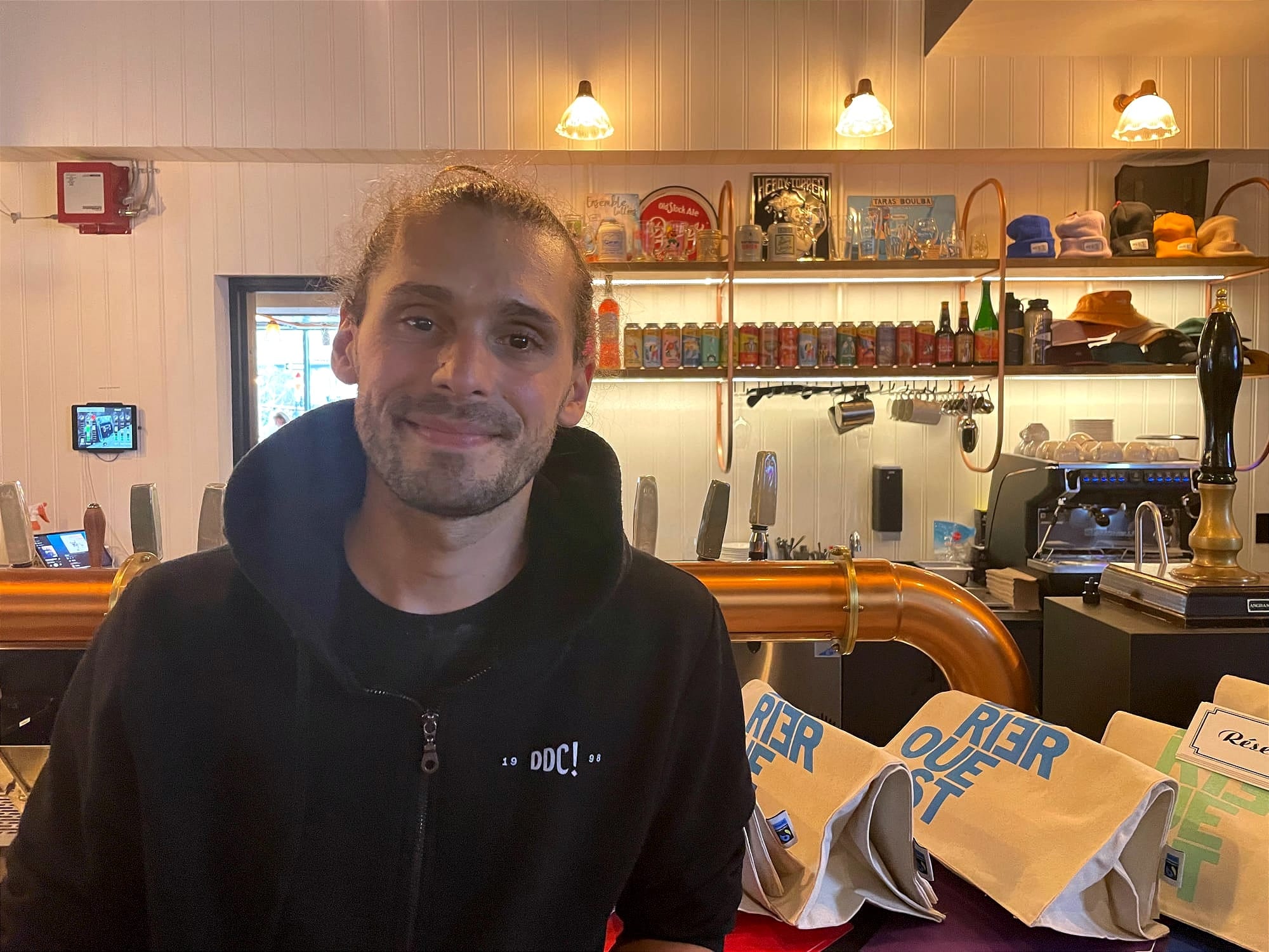 M. Croué pose devant le bar du Dieu du Ciel.