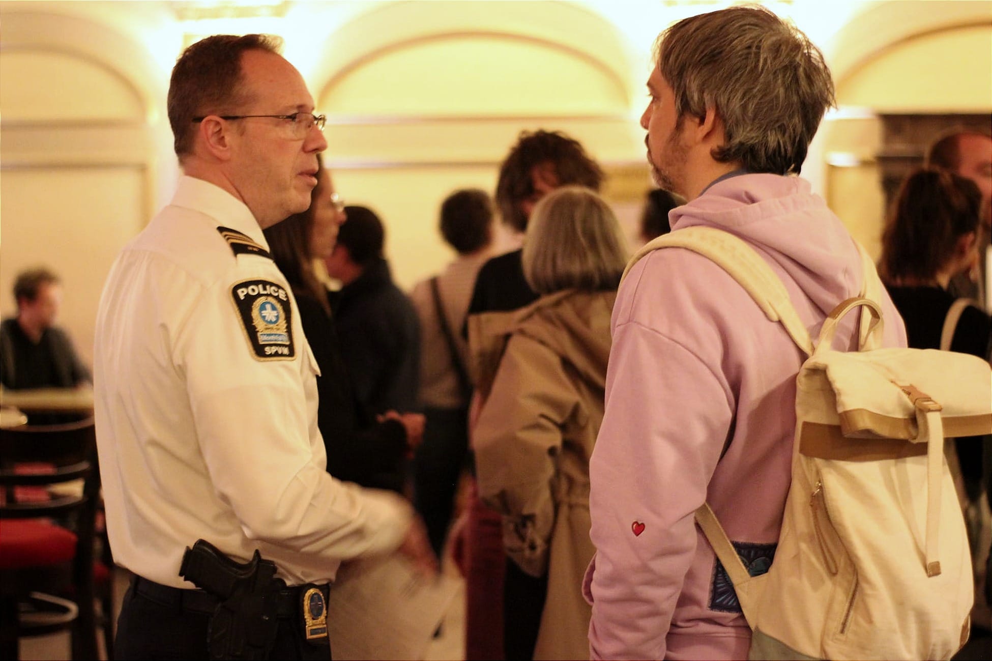 Sylvain Malo discute avec un participant dans la foule du Théâtre Rialto.