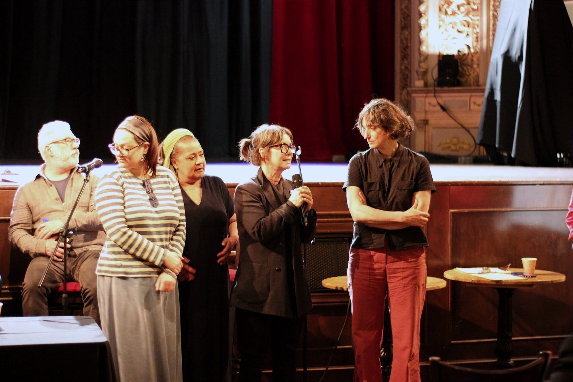 Marie Plourde prend le micro pour son mot de fermeture, avec les trois autres conseillères à ses côtés.
