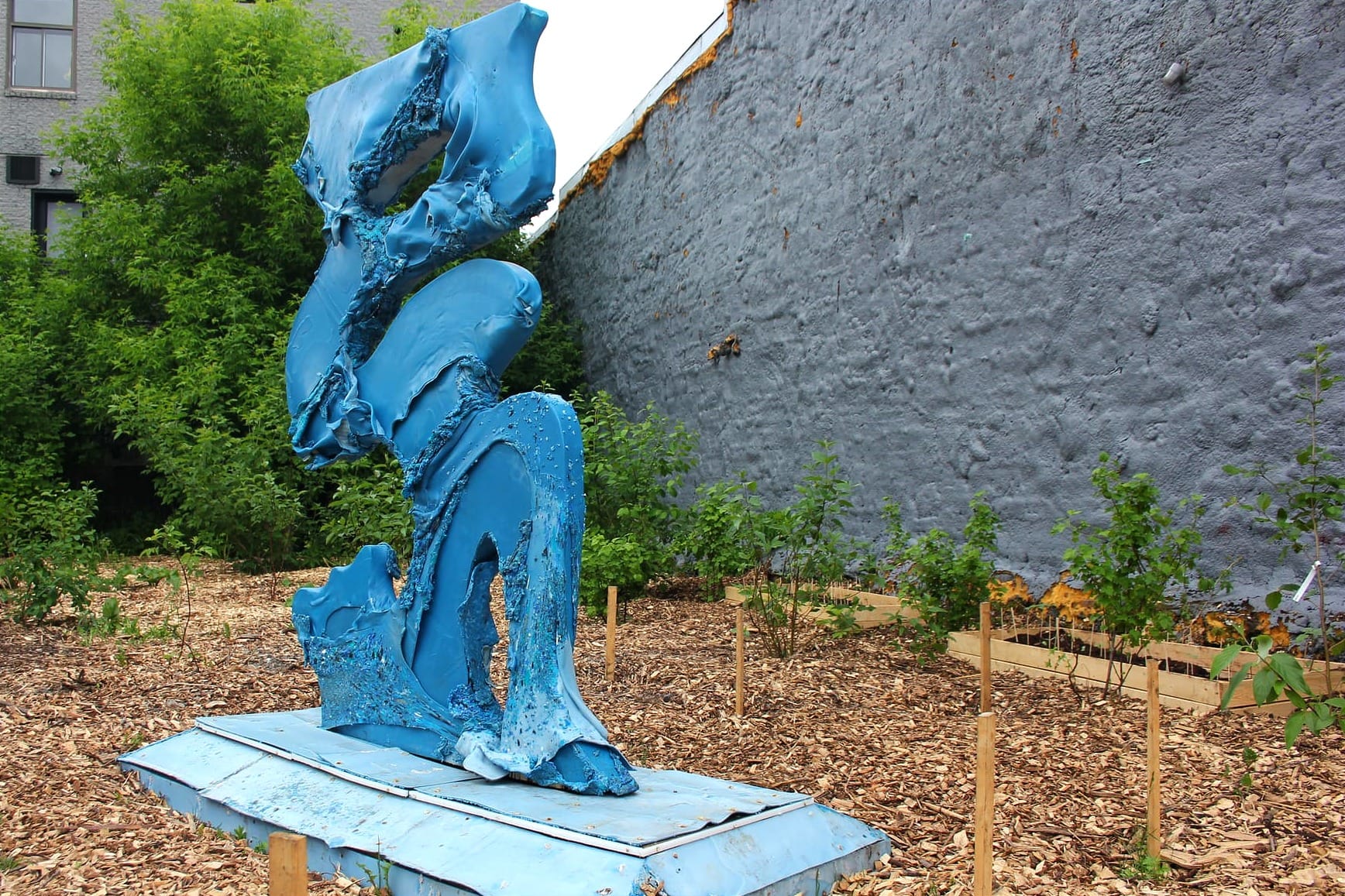 La sculpture bleue, sur le paillis. 