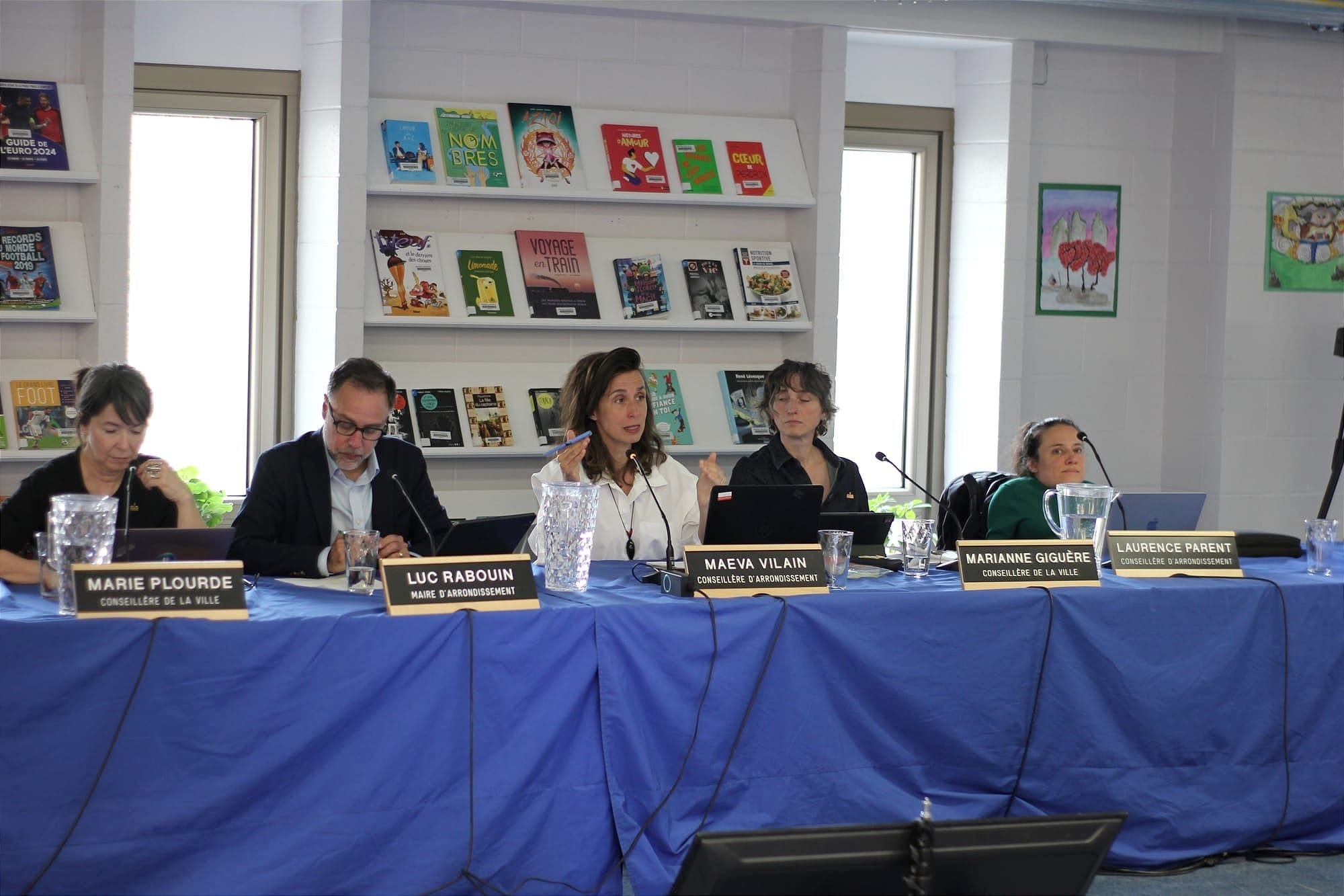 Maeva Vilain lors de la séance ordinaire du conseil d'arrondissement du 5 mai 2025, à l'école Jeanne-Mance.