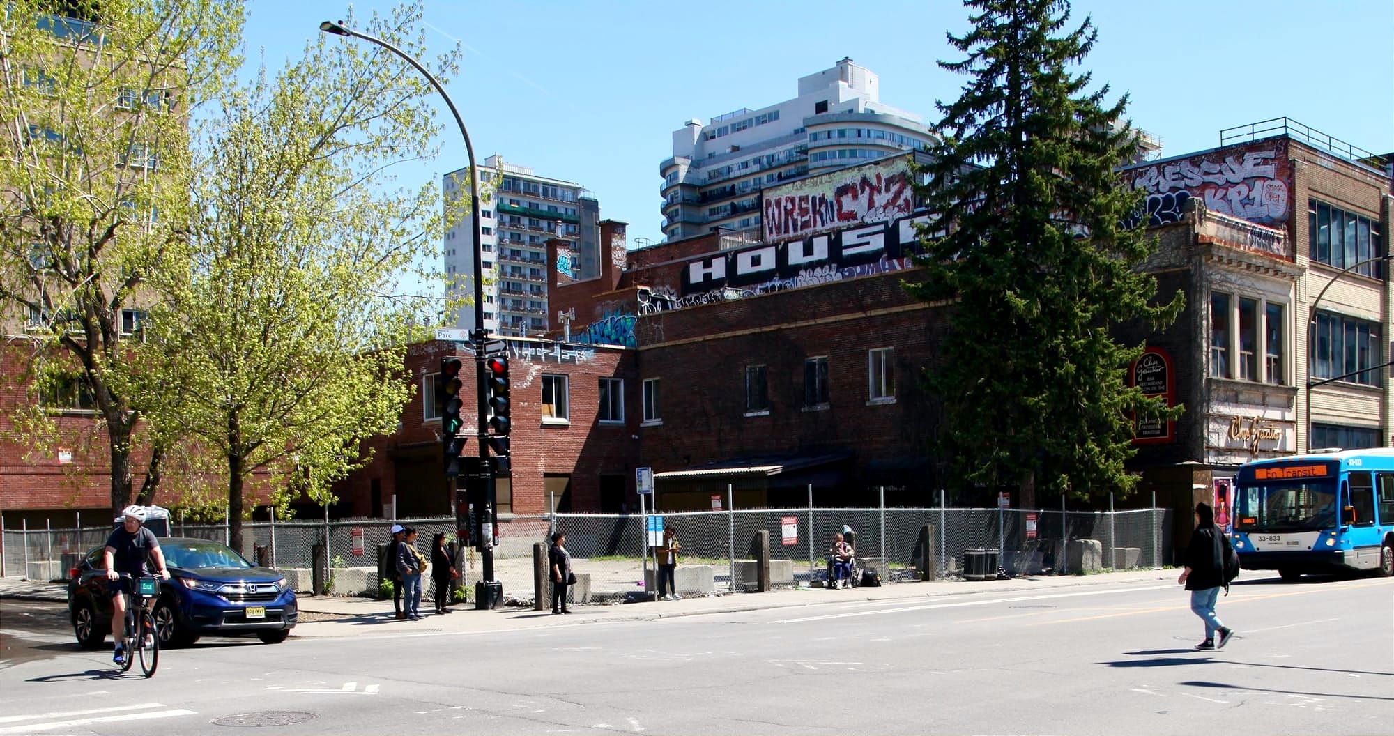 Vue du terrain clôturé du coin opposé de l'intersection. 