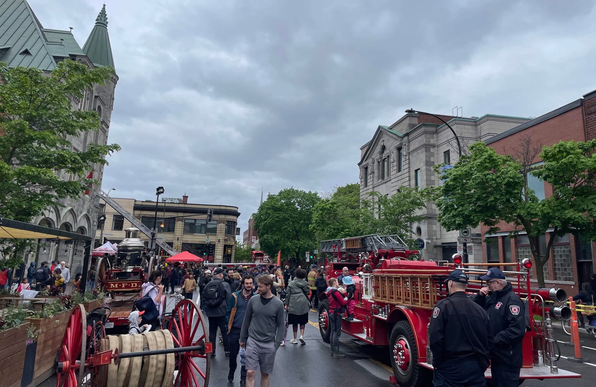 L'avenue Laurier Ouest, entre Clark et Saint-Laurent, est fermée à la circulation avec beaucoup de piétons et de pompiers.