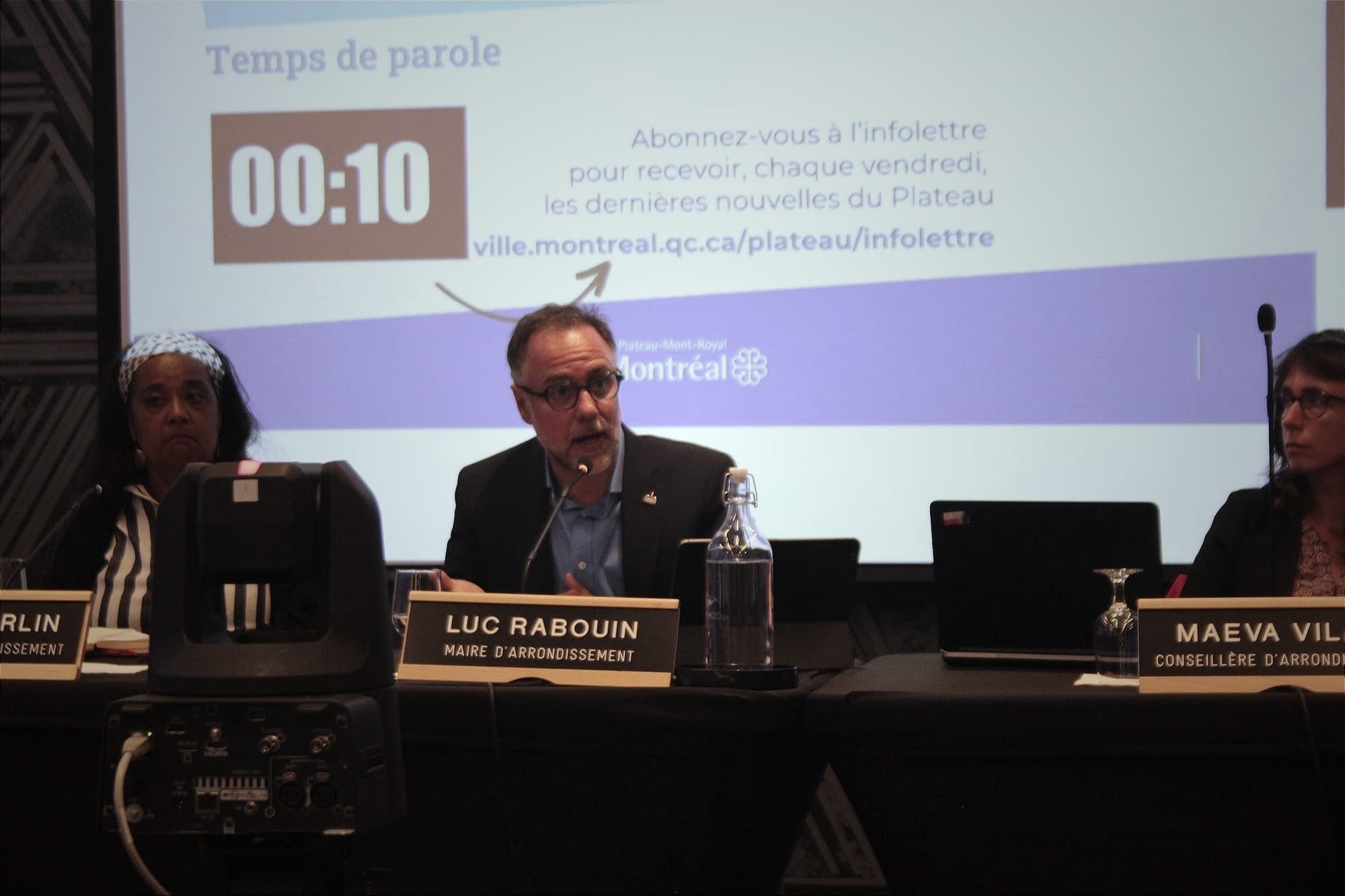 M. Rabouin prend la parole, entouré de Marie Sterlin, à sa droite, et de Maeva Vilain, à sa gauche.