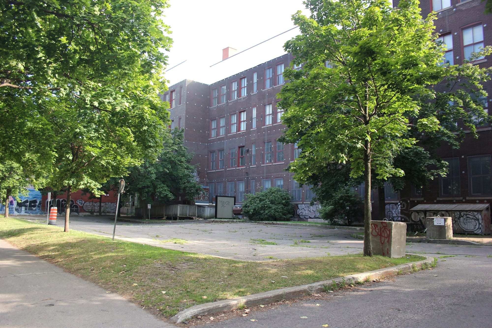 Plan large du bâtiment et de son stationnement, vu du côté nord-est. 