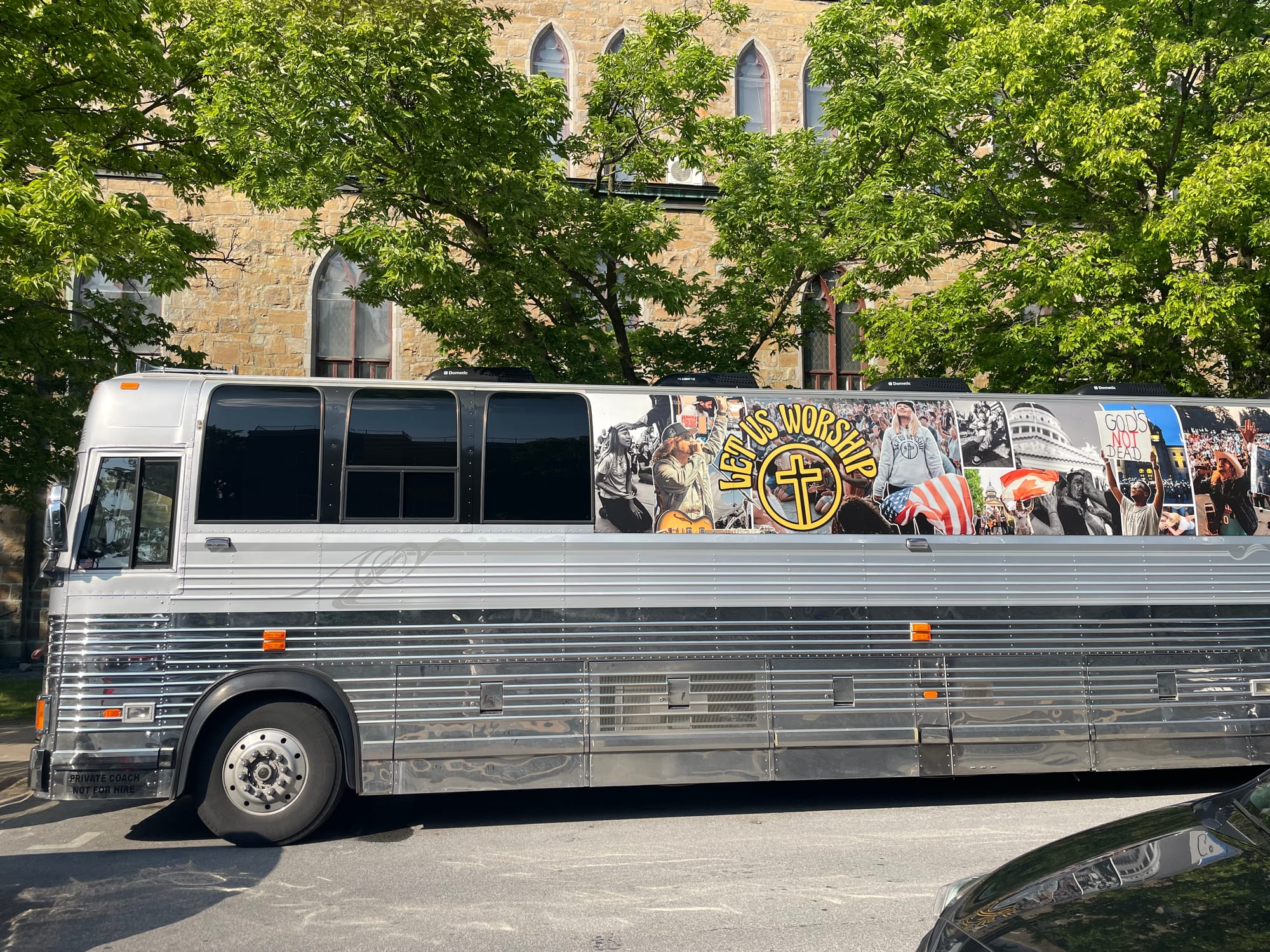 On voit l'autobus avec les images liées à la tournée de Feucht et le logo de "Let Us Worship".