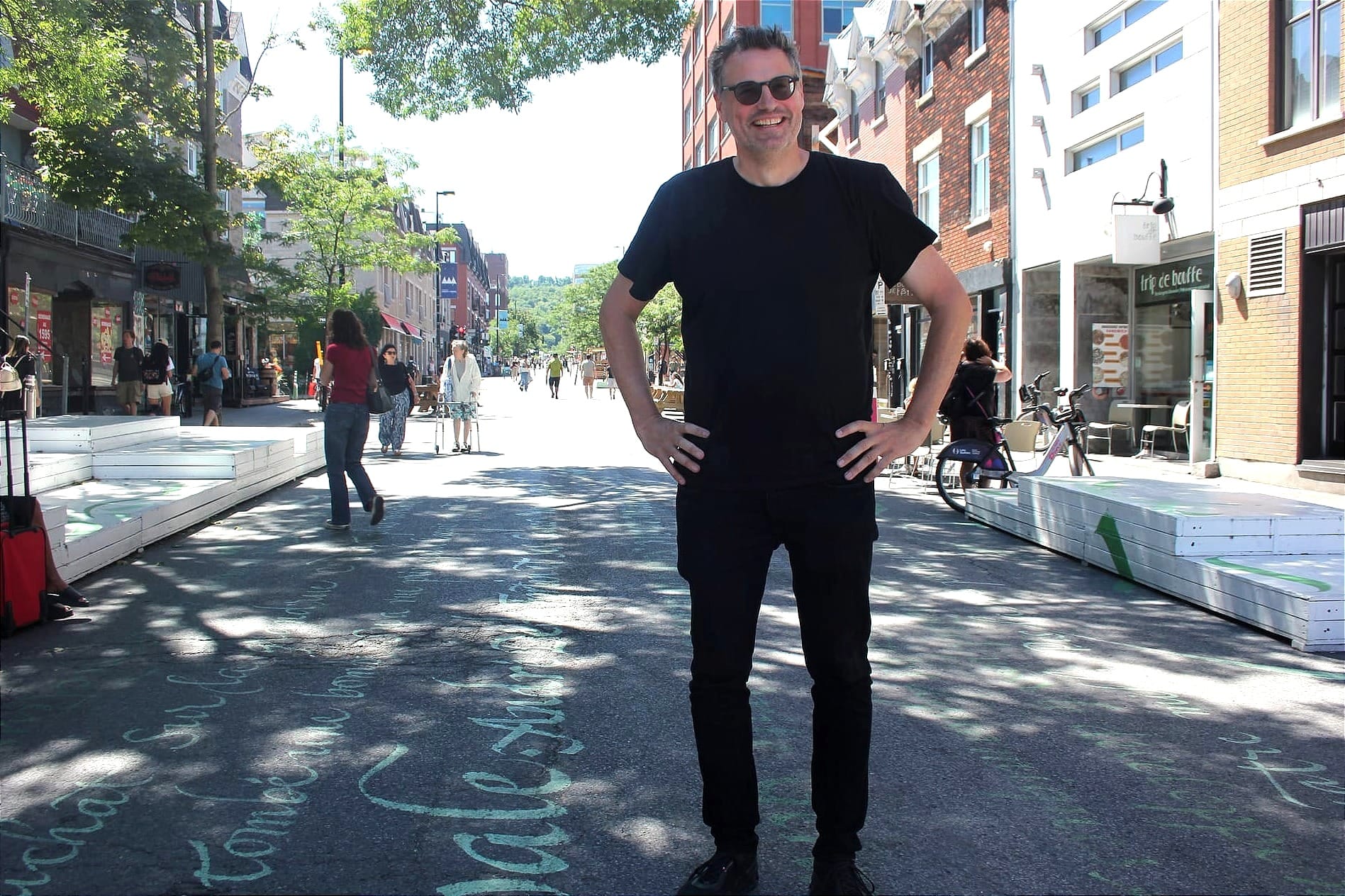 Jean Beaudoin pose devant l'avenue piétonne du Mont-Royal. 