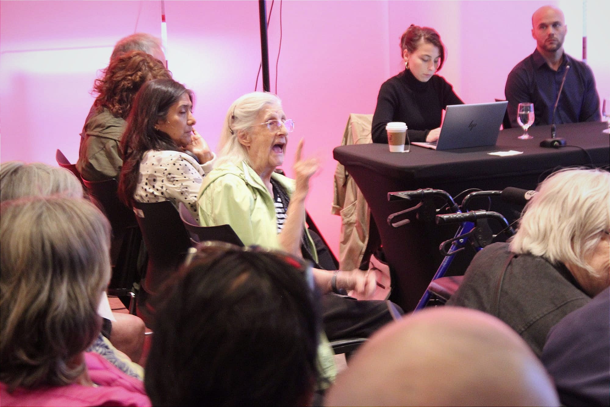 La dame en question, regarde son interprète en s'exprimant en langue des signes. 