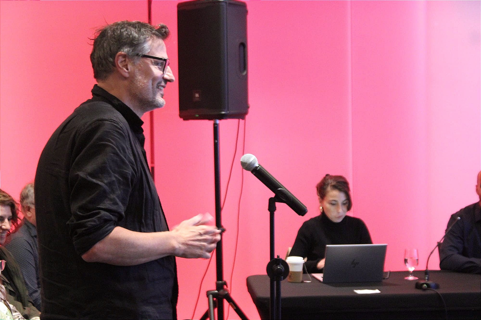 M. Beaudoin prend la parole au micro. 