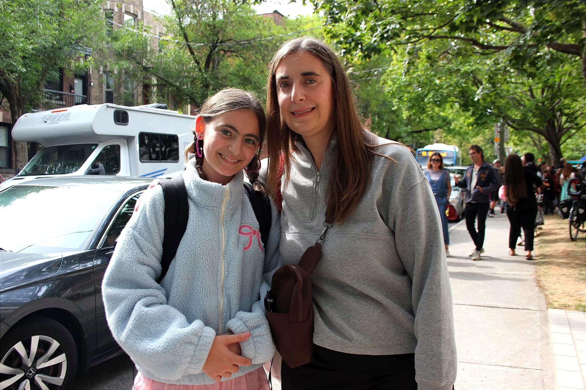 Mme Moberg pose avec sa fille sur le trottoir devant l'école.