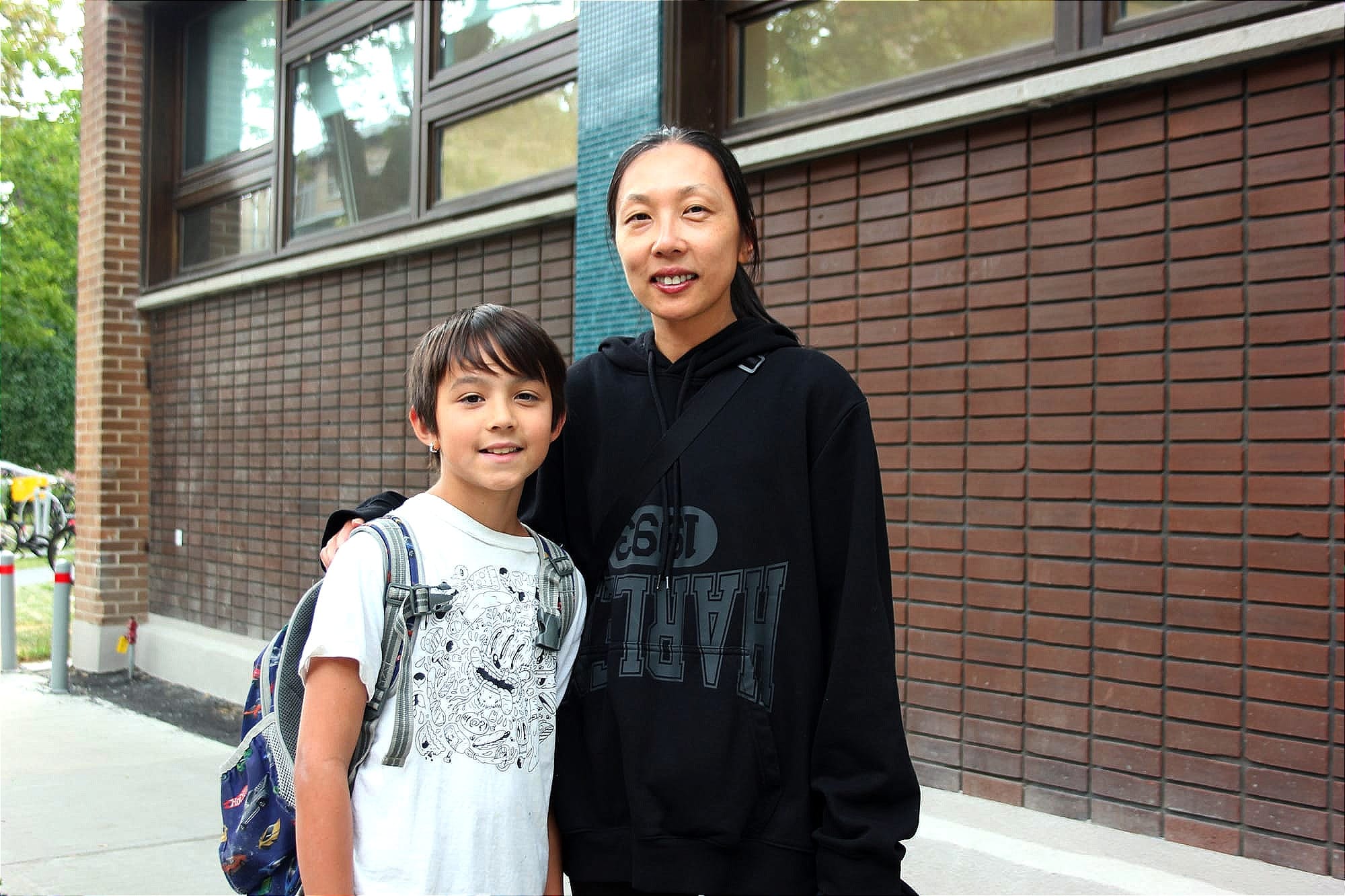 London pose avec sa mère Sue.