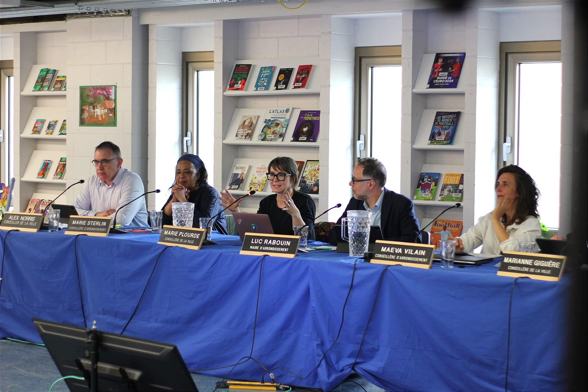Mme Plourde siège aux côté des autres élus du conseil d'arrondissement.
