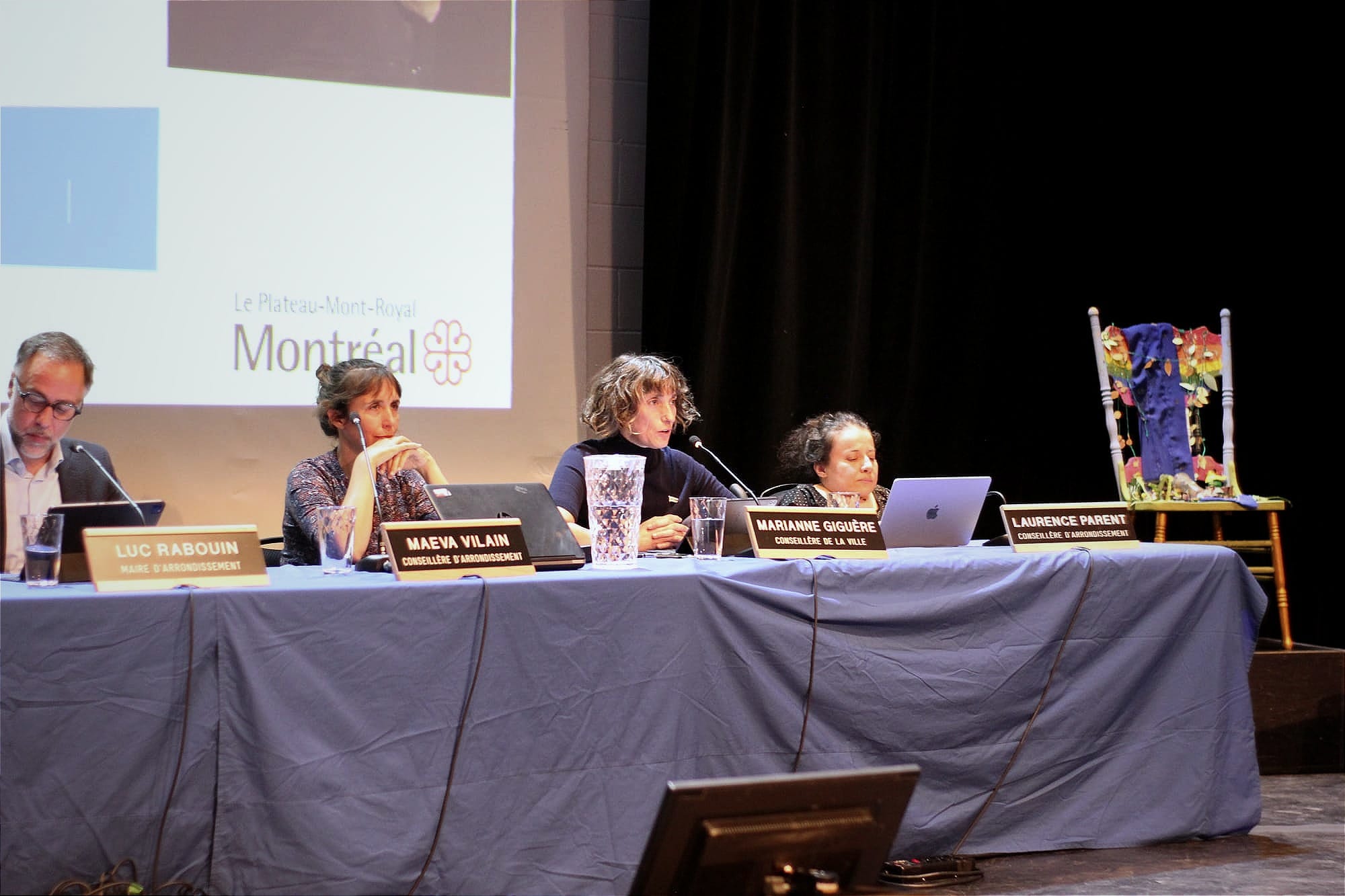 Mme Giguère prenant le parole à la tables des élus, entourée de Laurence Parent (à droite), de Maeva Vilain (à gauche). On voit aussi le maire Rabouin à la gauche de cette dernière.
